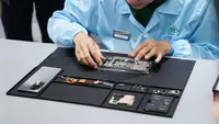 Proses pembongkaran HP Oppo Reno10 Series 5G. Credit: Oppo Indonesia