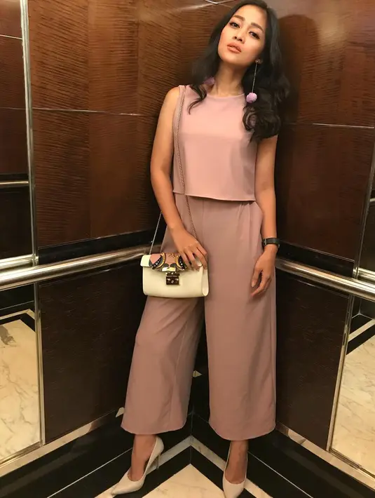 Perceraian yang belum mencapai titk akhir tidak membuat Gracia Indri terus-terusan terpuruk. Terlihat, ia tetap melanjutkan berbagai aktivitasnya  dan pastinya dengan gaya berbusana yang menarik. (Instagram/graciaz14)