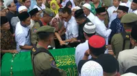 Isak tangis keluarga mengantar kepergian jenazah Wali Kota Pekalongan ke masjid untuk disalatkan.