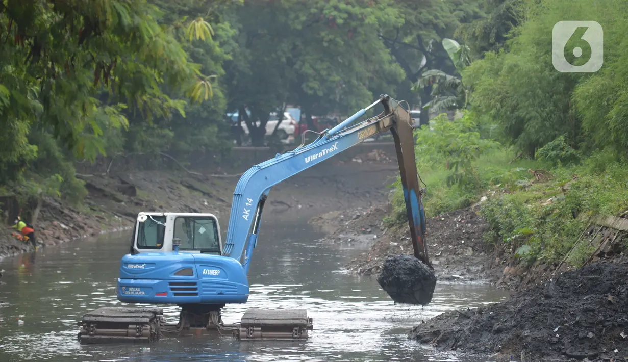 Pekerja mengoperasikan alat berat excavator untuk mengangkat material endapan lumpur di kanal sungai perkantoran Kuningan Jakarta, Rabu (17/2/2021). Pengerukan dilakukan untuk memperlancar aliran air agar tidak terjadi pendangkalan yang mengakibatkan genangan air. (merdeka.com/Imam Buhori)