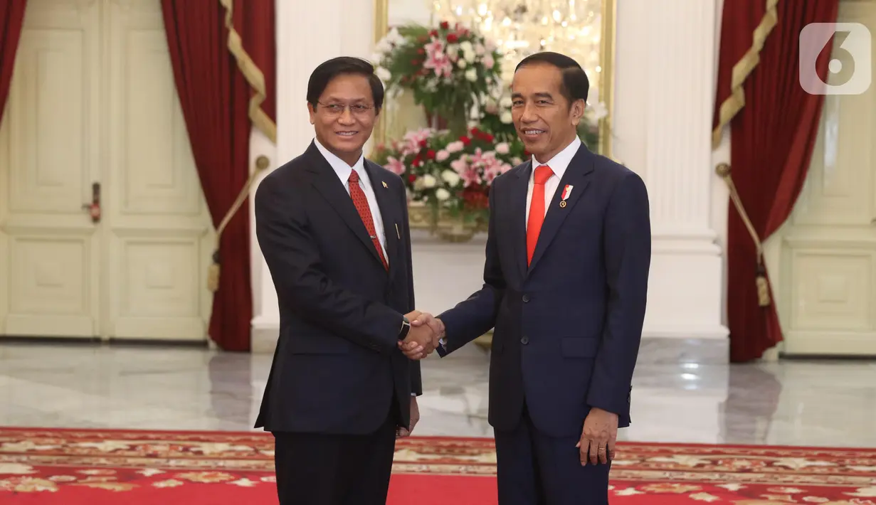 Presiden Joko Widodo atau Jokowi (kanan) bersalaman dengan Wakil Presiden Myanmar Henry Van Thio saat menerima kunjungannya di Istana Merdeka, Jakarta, Minggu (20/10/2019). Jokowi bertemu wakil presiden negara sahabat usai dilantik menjadi Presiden RI periode 2019-2024. (Liputan6.com/Angga Yuniar)