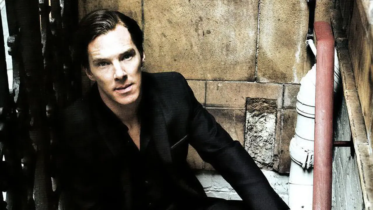 Benedict Cumberbatch Ketagihan Lakukan Ice Bucket Challange