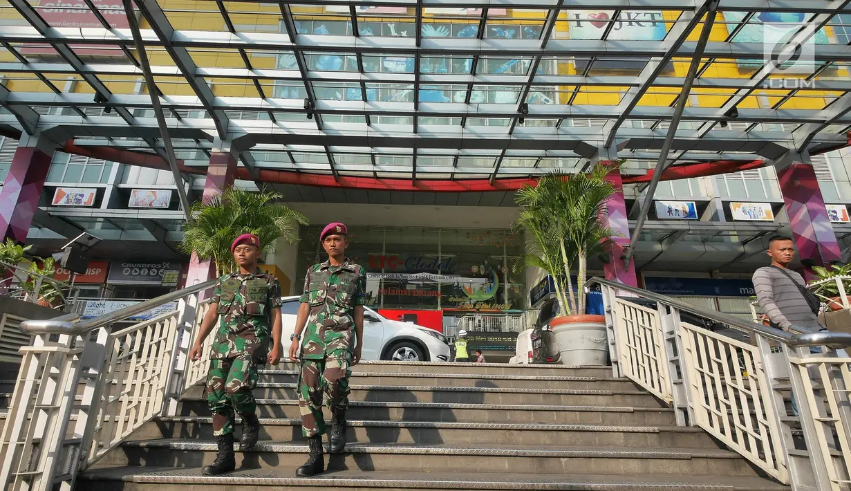 Petugas sedang berjaga di pusat perbelanjaan di kawasan glodok, Jakarta, Selasa (21/5/2019). Penjagaan berkaitan dengan rencana massa yang akan menggelar aksi unjuk rasa pada 22 Mei 2019 usai pengumanan hasil Pemilu KPU. (Liputan6.com/Herman Zakharia)