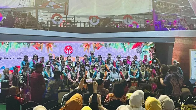 Wury Ma’ruf Amin Resmi Buka Pameran Kriyanusa 2024 di JCC Senayan, Tampil Berbusana Adat Dayak