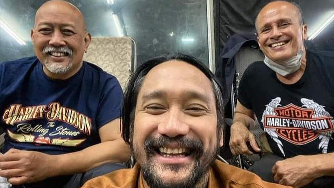 Barry Prima yang aktif di media sosial, sedikit mengobati kerinduan para fansnya. Sosoknya disebut sebagai 'legend'.&nbsp;Barry Prima mengunggah foto bersama Tora Sudiro dan Indro Warkop.<br>