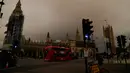 Penampakan langit di atas Big Ben dan Gedung Parlemen yang berwarna kuning kusam menyelimuti kota London, Senin (16/10). Fenomena langit yang menjadi mencekam ini disebabkan oleh badai Ophelia yang membawa debu dari Gurun Sahara. (AP Photo/Frank Augstein)