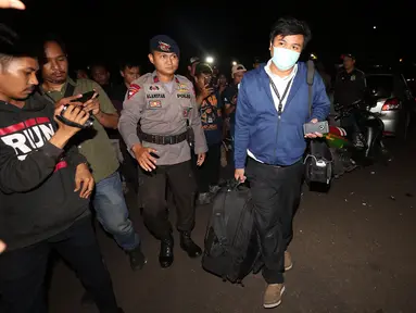Penyidik KPK membawa tiga tas jinjing sambil berjalan keluar dari rumah Ketua DPR Setya Novanto, di Kebayoran Baru, Jakarta, Kamis (16/11). Mereka membawa sejumlah tas dan koper "hardcase" berwarna hitam dari rumah Setnov. (Liputan6.com/Johan Tallo)