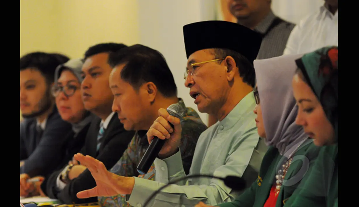 Mantan ketum PPP Suryadharma Ali (ketiga kanan) memberikan keterangan pers di kantor DPP PPP, Jakarta, Rabu (25/2/2015). Pasca putusan PTUN yang membatalkan SK Menkumham bahwa kepengurusan PPP kubu Romy tidak sah. (Liputan6.com/Andrian M Tunay)