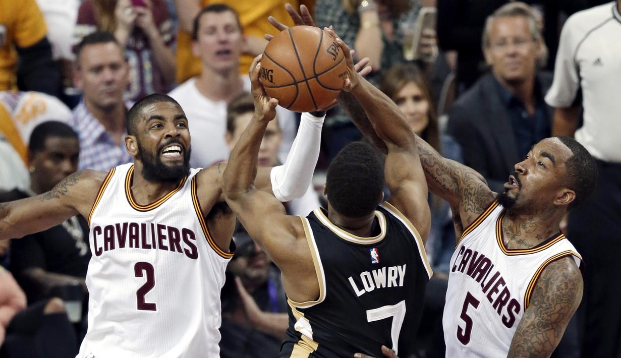 Pemain Cleveland Cavaliers, Kyrie Irving (kiri) dan J.R. Smith (kanan) melakukan tekanan kepada Kyle Lowry pada Game 2 semifinal Eastern Conference NBA basketball playoff series di Quicken Loans Arena, (3/5/2017). Cavs menang 125-103. (AP/Tony Dejak)