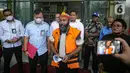 Adapun penyidik Komisi Pemberantasan Korupsi (KPK) telah menyerahkan berkas perkara dugaan suap, gratifikasi, dan tindak pidana pencucian uang (TPPU) dirinya kepada tim Jaksa Penuntut Umum (JPU). (Liputan6.com/Faizal Fanani)