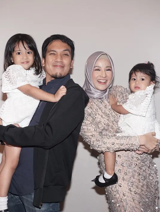 "Kalau aku sih ada tradisi tiap tahun sekeluarga buka puasa itu selalu, semua keluarga kumpul di rumah orangtua aku, itu selalu tuh buka puasa pertama selalu kumpul semua lengkap," kata Natasha Rizky. (Instagram/natasharizkynew)