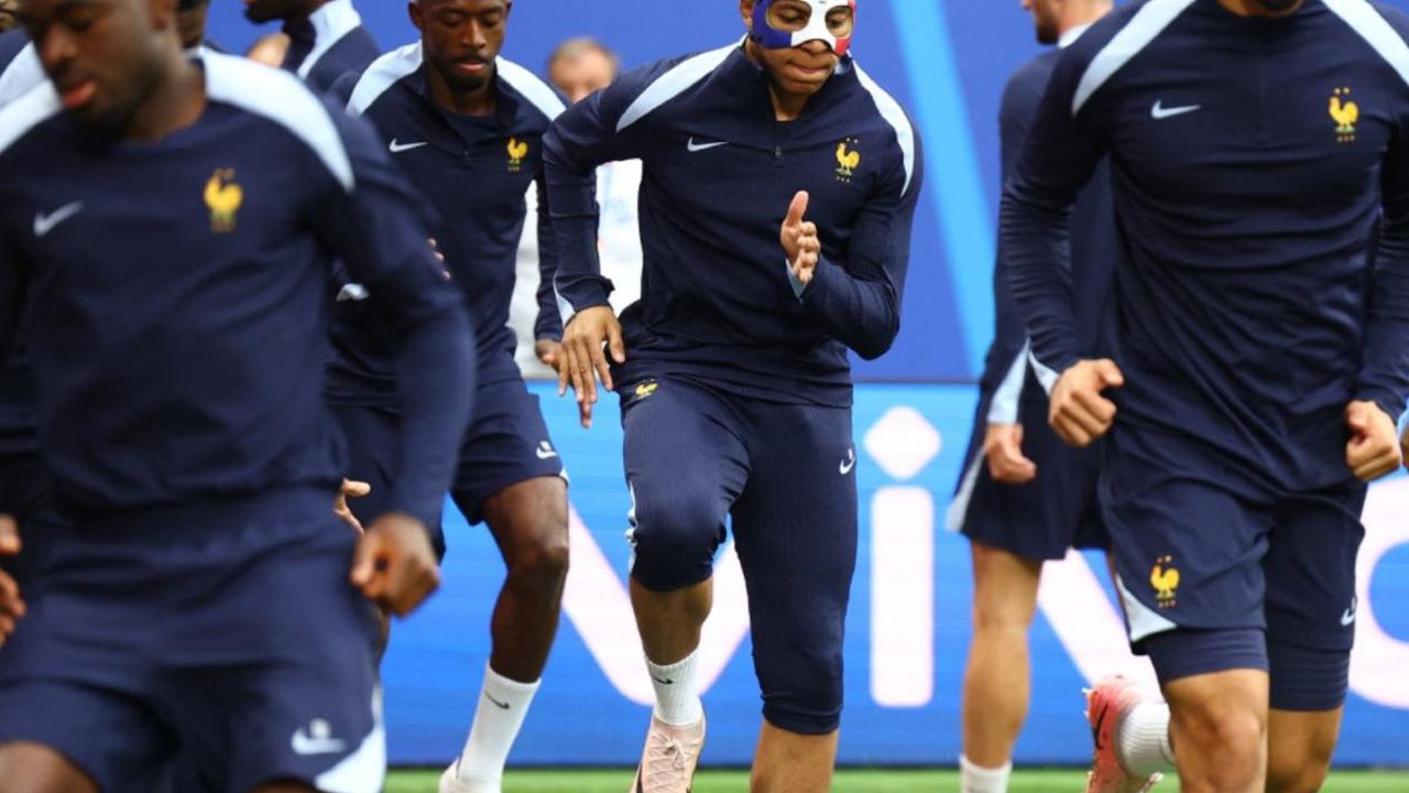 Megabintang Timnas Prancis, Kylian Mbappe kembali terlihat dalam sesi latihan jelang pertandingan melawan Belanda pada penyisihan Grup D Euro 2024 di Stadion Leipzig, Leipzig, Jerman, pada Kamis 20 Juni 2024. Setelah sempat absen karena cedera patah hidun