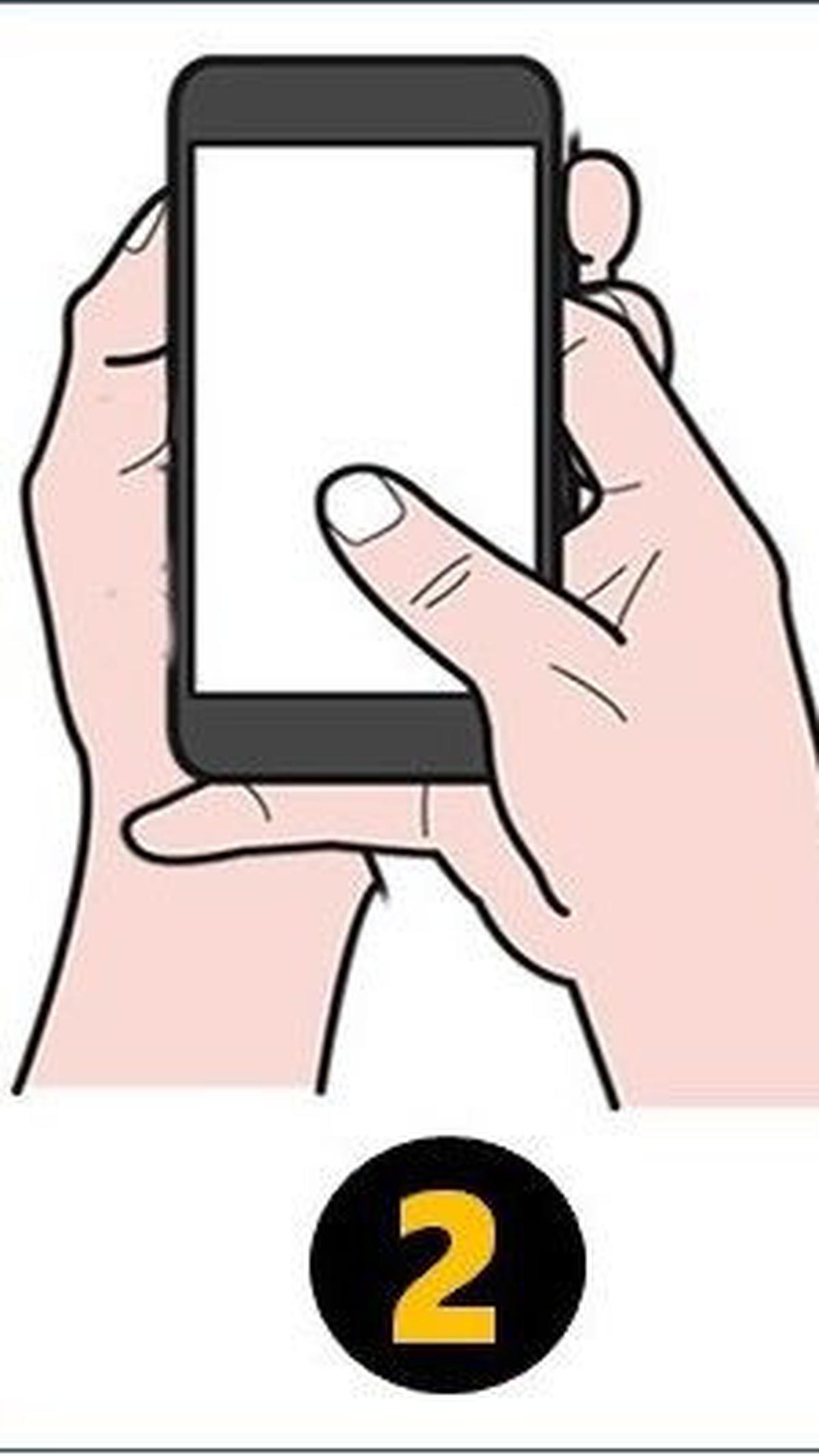 2. Memegang Ponsel dengan Dua Tangan dan Menggunakan Satu Jari untuk Memainkan Layar<br>