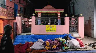 Warga tidur di luar ruangan setelah gempa bumi berkekuatan 5,6 magnitudo di distrik Jajarkot, Nepal, pada Sabtu (4/11/2023). (PRABIN RANABHAT / AFP)