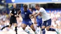 Pemain Chelsea Reece James, kiri, berduel memperebutkan bola dengan pemain Tottenham Harry Kane dalam pertandingan sepak bola Liga Inggris antara Chelsea dan Tottenham Hotspur di Stadion Stamford Bridge di London, Minggu, 18 Agustus. 14, 2022. (AP Photo/Ian Walton)
