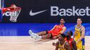 Pebasket Spanyol, Santiago Aldama terjatuh saat melakukan tripoin pada laga kedua Grup G Piala Dunia FIBA 2023 melawan Brasil di Indonesia Arena, Senayan, Jakarta, Senin (28/08/2023). Spanyol menang atas Brasil dengan skor 96-78. (Bola.com/Bagaskara Lazuardi)