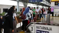 Calon pemudik mengantre masuk ke dalam kereta. (dok. Humas KAI)