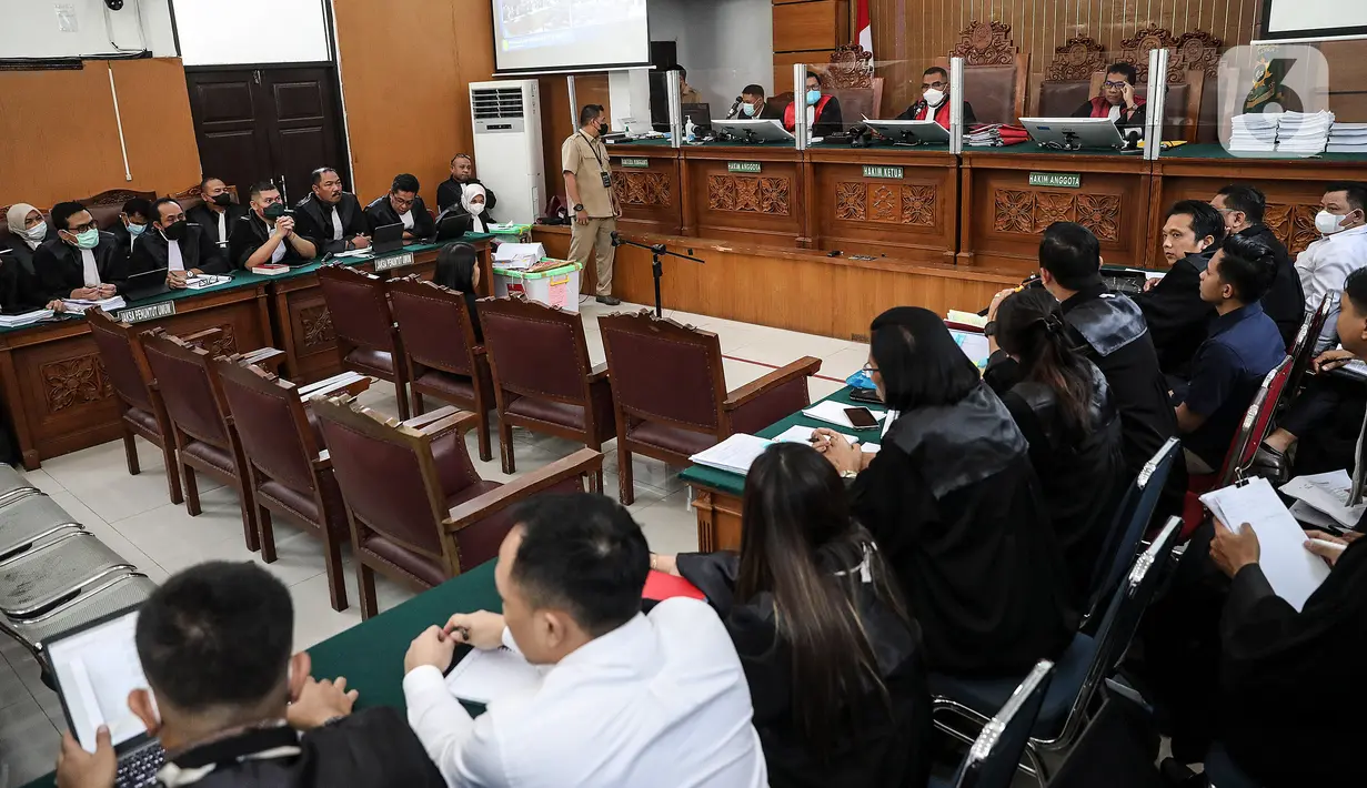 Saksi kasus pembunuhan berencana Brigadir Yosua Hutabarat atau Brigadir J, Putri Chandrawathi (tengah) bersiap menjalani sidang lanjutan dengan terdakwa Richard Eliezer, Ricky Rizal, dan Kuat Ma'ruf di Pengadilan Negeri Jakarta Selatan, Jakarta, Senin (12/12/2022). Sidang itu beragenda mendengarkan keterangan saksi Putri Chandrawathi yang juga merupakan terdakwa dalam kasus yang sama. (Liputan6.com/Johan Tallo)