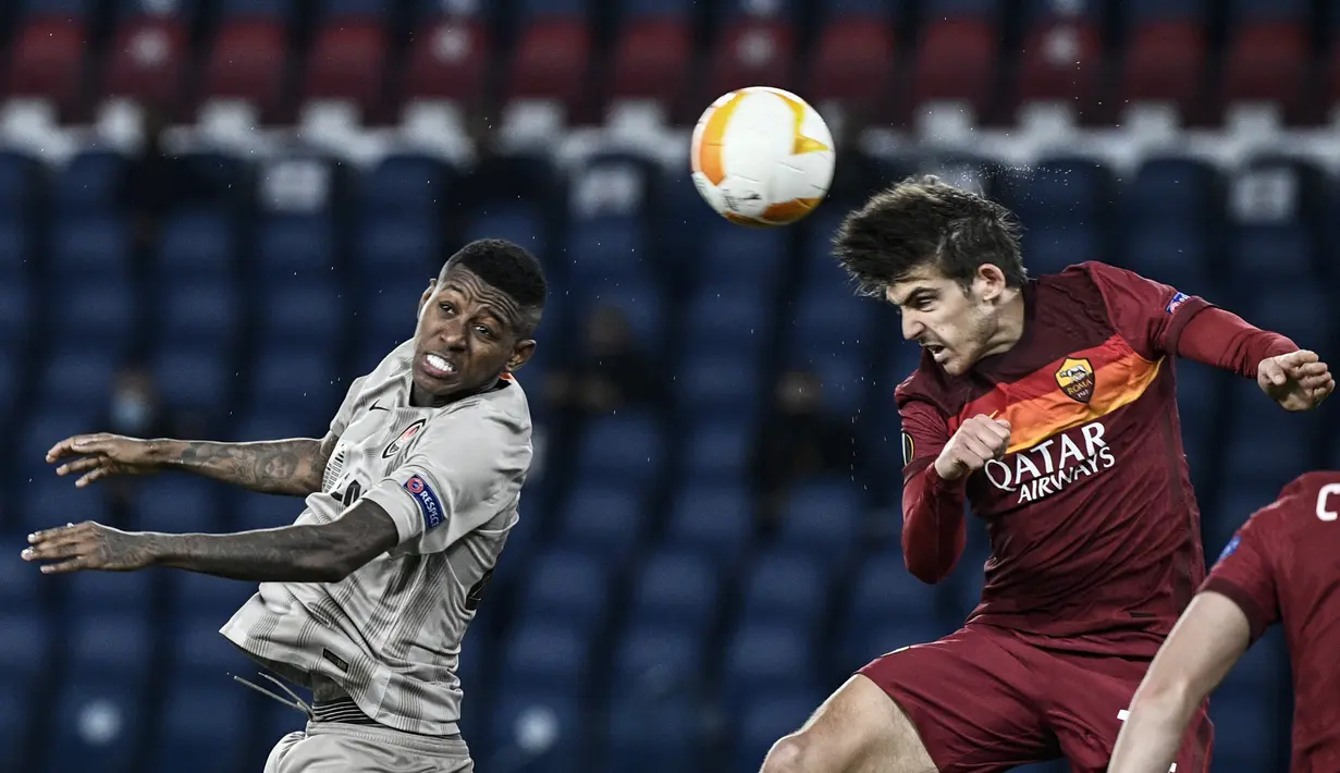 Bek Shakhtar Donetsk, Vitao (kiri) berebut bola udara dengan gelandang AS Roma, Gonzalo Villar pada leg pertama babak 16 besar Liga Europa di stadion Olimpiade, Italia, Jumat (12/3/2021). Hasil ini jadi modal positif Roma untuk menjalani leg kedua di markas Shakhtar. (AFP/Filippo Monteforte)