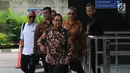Direktur Utama PT PLN (Persero) nonaktif, Sofyan Basir (kedua kanan) tiba untuk menjalani pemeriksaan di Gedung KPK Jakarta, Senin (6/5/2019). Sofyan Basir diperiksa perdana sebagai tersangka kasus dugaan suap terkait kesepakatan kontrak kerja sama pembangunan PLTU Riau-1. (merdeka.com/Dwi Narwoko)