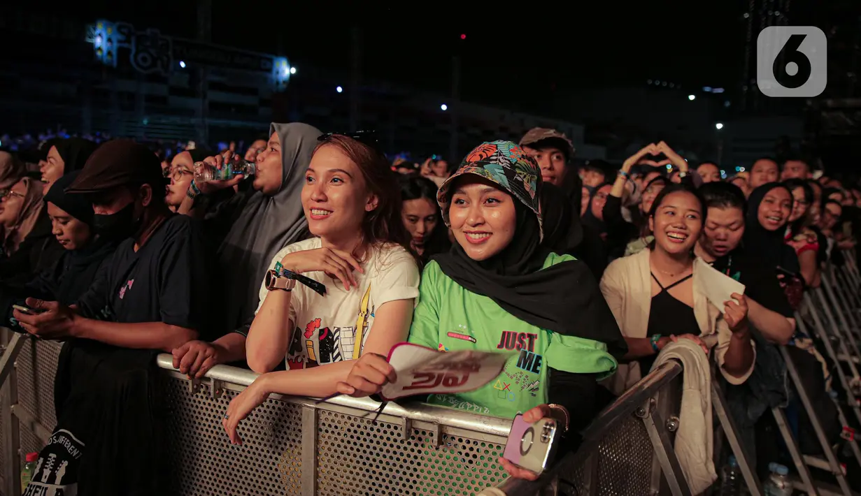 Penonton menyaksikan konser Sheila on 7 yang bertajuk 'Tunggu Aku di Jakarta' di kawasan JIExpo Kemayoran, Jakarta Pusat, Sabtu, (28/1/2023). Dalam penampilannya mereka membawakan sejumlah lagu hits seperti Film Favorit, Seberapa Pantas, Dan. (Liputan6.com/Faizal Fanani)