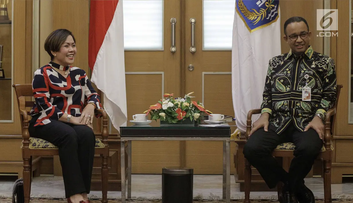 Direktur Program PT Surya Citra Media (SCM), Harsiwi Achmad (kiri) berbincang dengan Gubernur DKI Jakarta Anies Baswedan (kanan) saat melakukan kunjungan ke Balaikota, Jakarta, Kamis (29/3). (Liputan6.com/Faizal Fanani)