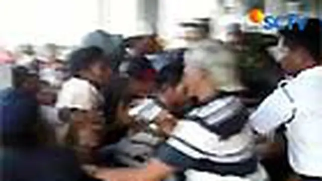 Unjuk Rasa Memprotes Perusahaan Tambang Ricuh