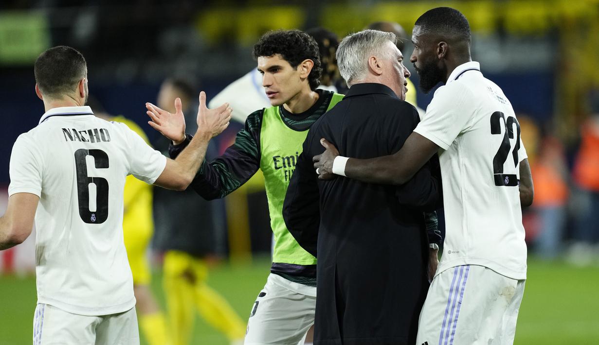 Pemain Real Madrid merayakan kemenangan atas Villarreal pada laga Copa del Rey di Stadion La Ceramica (19/1/2023). Sementara itu,  Real Madrid berhasil menang secara dramatis saat menghadapi Villarreal dalam 16 besar Copa del Rey. (AP Photo/Jose Breton)