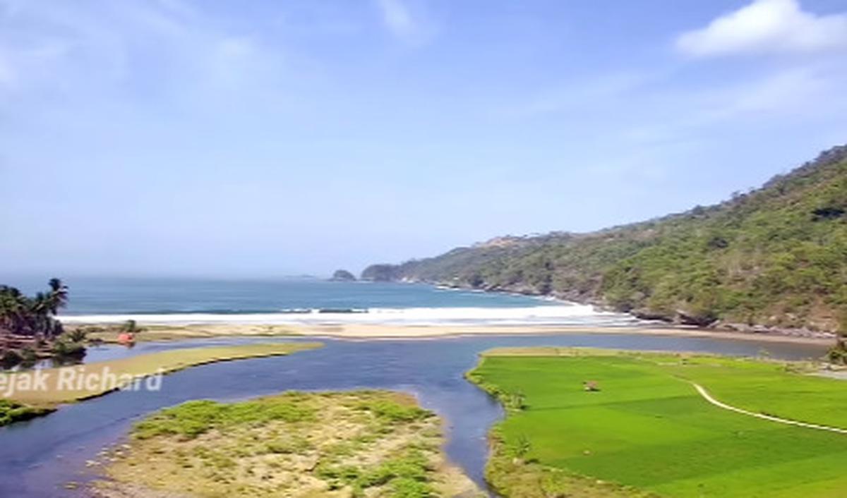 Selain itu, pantai tersebut turut memiliki muara sungai yang begitu cantik.