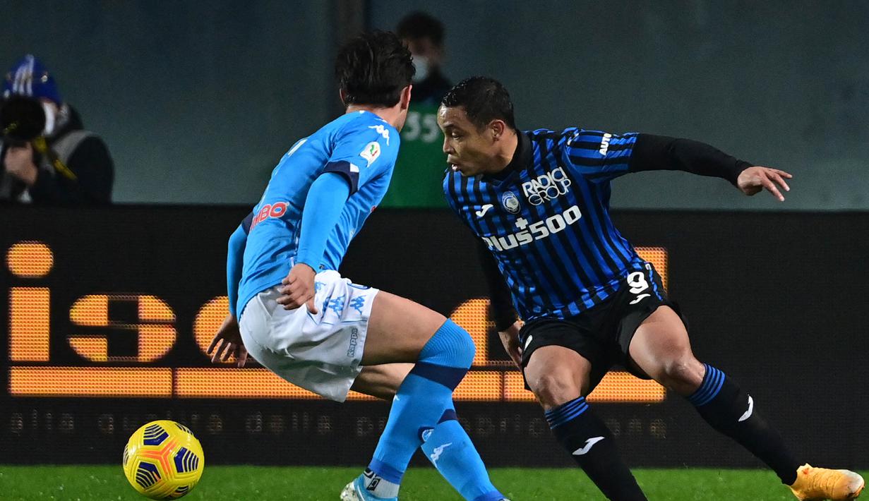 Striker Atalanta, Luis Muriel (kanan) menguasai bola dibayangi bek Napoli, Eljif Elmas dalam laga leg kedua semifinal Coppa Italia 2020/21 di The Azzurri d'Italia Stadium, Rabu (10/2/2021). Atalanta menang 3-1 atas Napoli. (AFP/Miguel Medina)