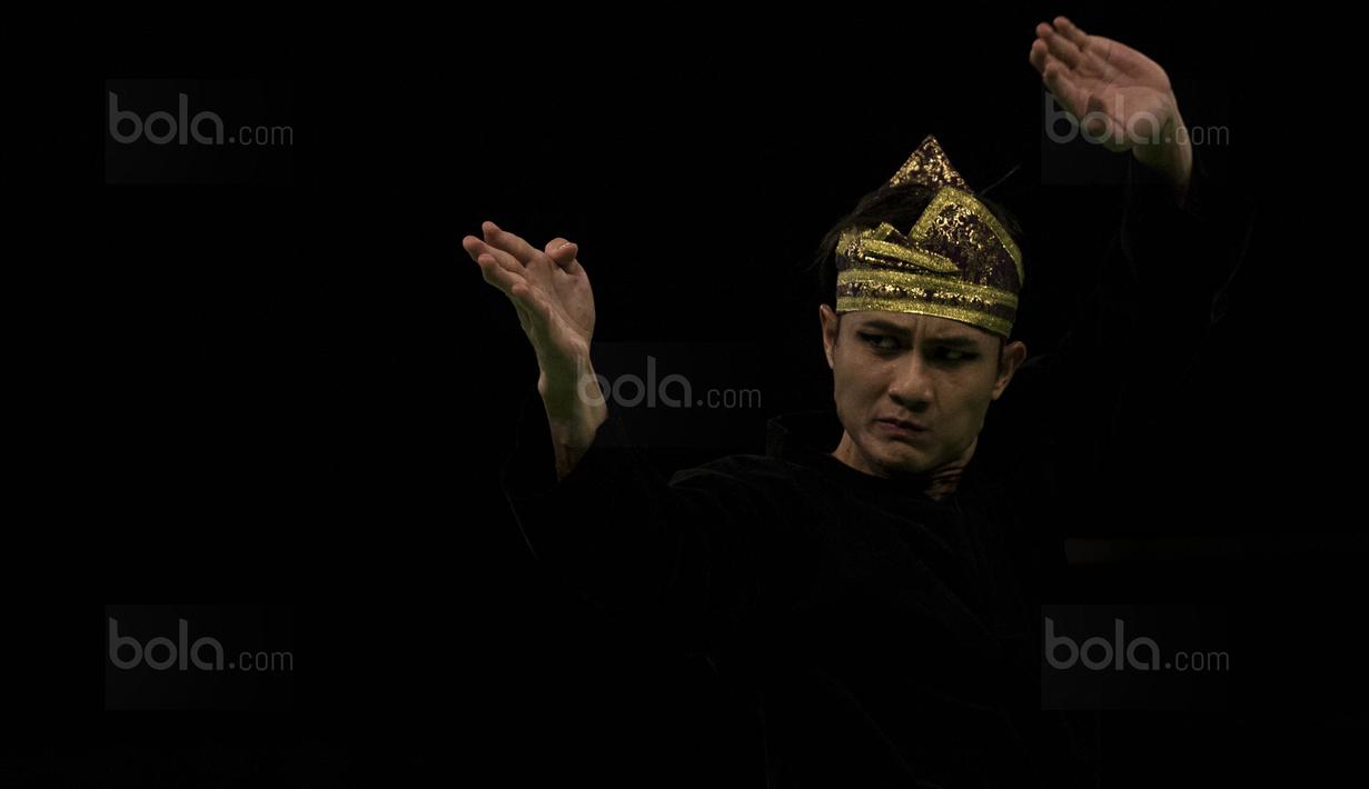 Atlet pencak silat Indonesia, Sugianto, tampil pada kelas seni artistik tunggal di Stadium Juara, Kuala Lumpur, Senin (28/8/2017). Sugianto berhasil meraih perak dengan nilai 462. (Bola.com/Vitalis Yogi Trisna)