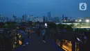 Pengunjung menikmati pemandangan dari Skywalk Senayan Park, Jakarta, Rabu (29/12/2021). Kawasan yang menyajikan pemandangan lanskap perkotaan itu menjadi alternatif destinasi wisata Jakarta yang instagramble dengan spot foto yang beragam. (merdeka.com/Imam Buhori)
