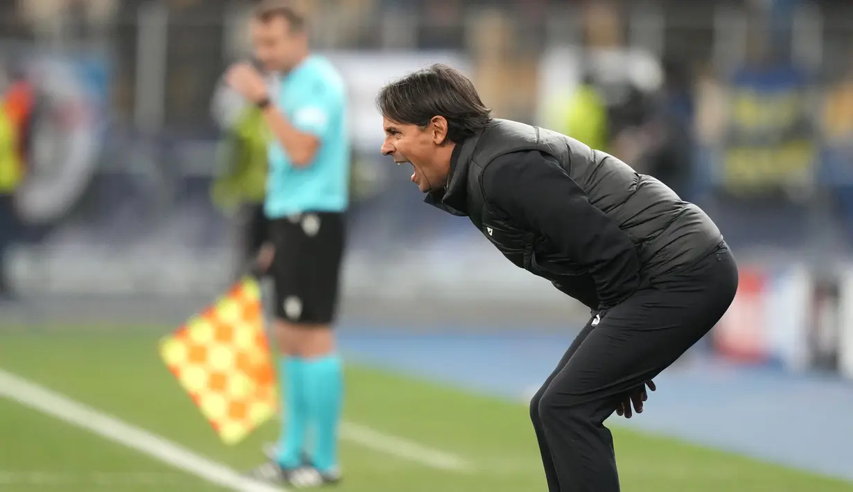 Pelatih Inter Milan, Simone Inzaghi  menginstruksikan pemainnya saat bertanding melawan Shakhtar Donetsk pada pertandingan grup D Liga Champions di Stadion Olimpiyskiy di Kyiv, Ukraina, Selasa (28/9/2021). Hasil 0-0 ini tetap membuat Inter duduk di posisi ketiga Grup D dengan 1 poin. (AP Photo/Efrem