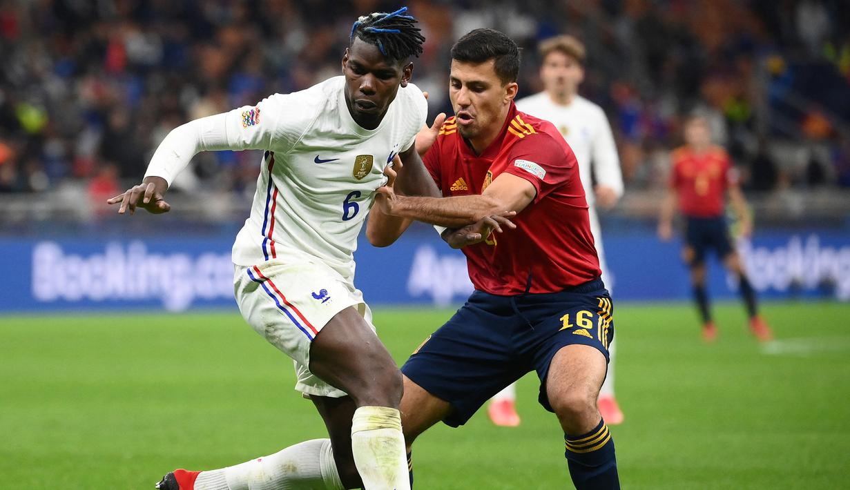 Rodri. Gelandang Timnas Spanyol berusia 25 tahun yang memiliki nama lengkap Rodrigo Harnandez Cascante ini kini memperkuat Manchester City dan memiliki nilai pasar senilai 70 juta euro. Pemilik 31 caps ini total tampil dalam 6 laga di fase kualifikasi. (AFP/Franck Fife)