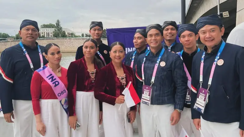 Potret Defile Kontingen Indonesia Pakai Beskap dan Kebaya Rancangan Didit Hediprasetyo di Pembukaan Olimpiade Paris 2024