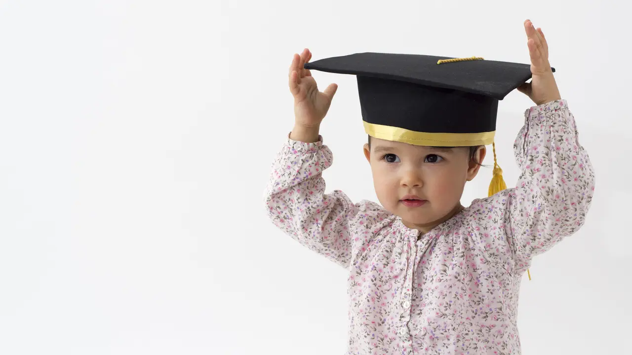 Ilustrasi bayi wisuda karena sudah lengkap imunisasi dasar lengkap (iStockphoto)