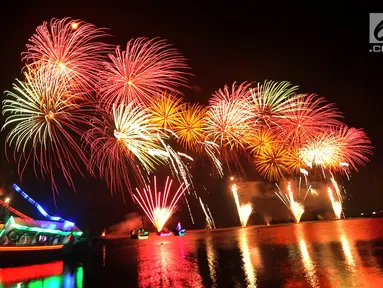 Pesta kembang api saat malam Tahun Baru 2019 di Pantai Lagoon, Ancol, Jakarta, Selasa (1/1). Ancol menyajikan pesta kembang api musikal sepanjang 600 meter di bibir pantai dalam menyambut Tahun Baru 2019. (Merdeka.com/Iqbal Nugoho)