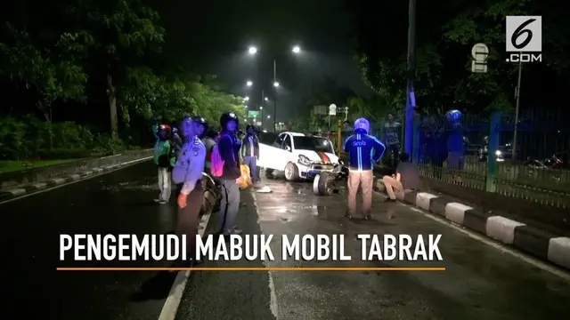 Diduga pengemudinya mabuk sebuah mobil sedan menabrak separator busway di kawasan Jakarta Selatan, akibatnya 4 penumpang sedang dilarikan ke Rumah Sakit