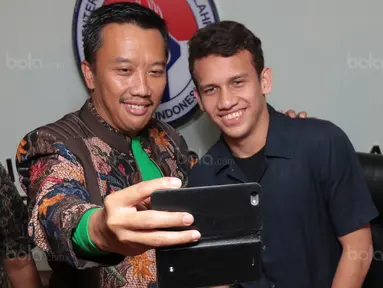 Menpora, Imam Nahrawi (kiri) berfoto selfie dengan Egy Maulana Vikri di Kementrian Pemuda dan Olahraga, Jakarta, (5/1/2018). Egy Maulana memiliki peluang bermain di Eropa tahun 2018. (Bola.com/Nicklas Hanoatubun)