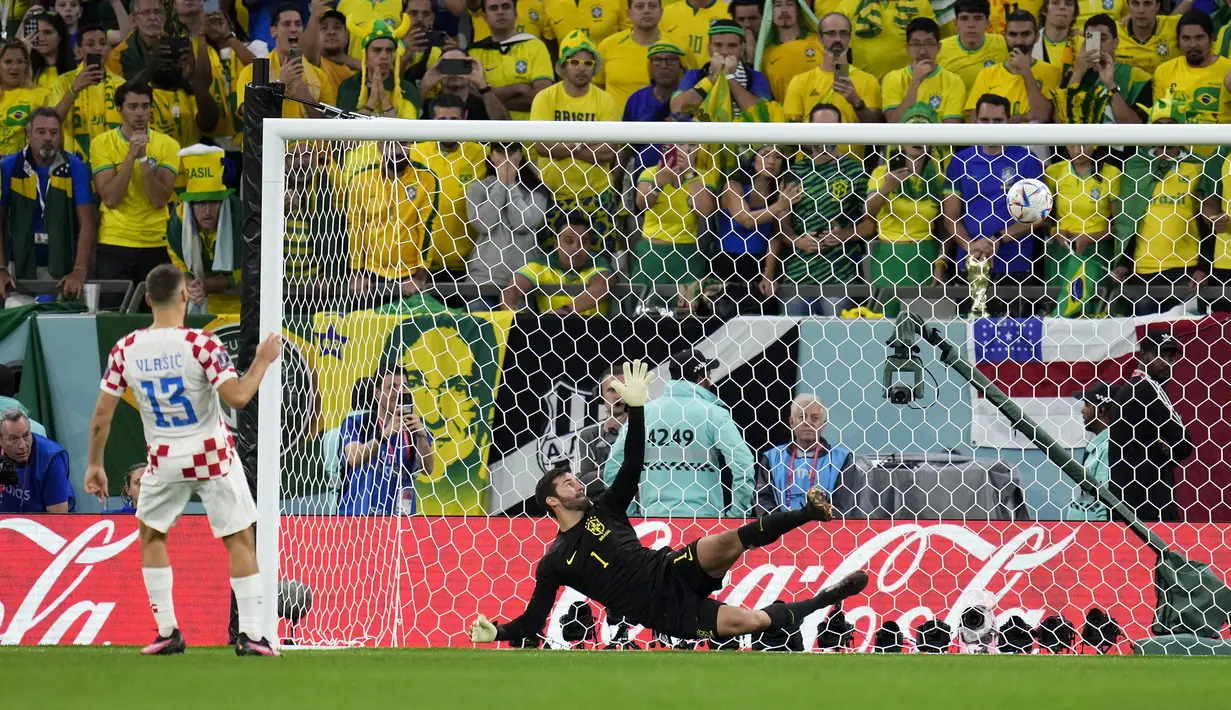 Pada babak adu penalti, empat penendang pertama Kroasia sukses menunaikan tugasnya. Nikola Vlasic, Lovro Majer, Luka Modric dan Mislav Orsic mampu menaklukkan Alisson Becker. (AP/Manu Fernandez)
