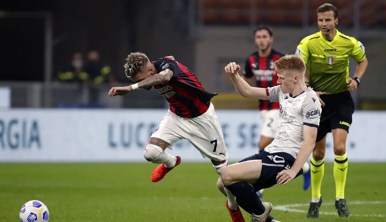 Pemain AC Milan Samu Castillejo (kiri) berebut bola dengan pemain Bologna Jerdy Schouten pada pertandingan Serie A di Stadion San Siro, Milan, Italia, Senin (21/9/2020). AC Milan menaklukkan Bologna 2-0. (AP Photo/Antonio Calanni)