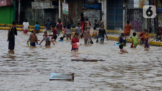 Luapan Kali Ciliwung Masih Menggenangi Jalan Jatinegara Barat