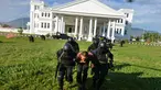 Prajurit TNI Batalyon Raider 112/Dharma Jaya membawa sandera menuju helikopter pada latihan penanggulangan anti teror di Banda Aceh, Sabtu (11/5/2019). Penanggulangan anti teror merupakan bagian dari latihan pemeliharaan prajurit Raider dalam menanggulangi berbagai gangguan. (CHAIDEER MAHYUDDIN/AFP)