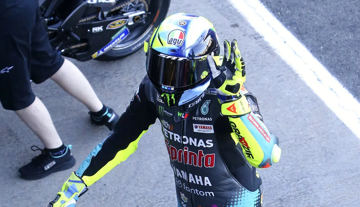 Pembalap MotoGP Valentino Rossi melambaikan tangan saat pemanasan sebelum balapan MotoGP Valencia 2021 di Sirkuit Ricardo Tormo, Cheste, Spanyol, 14 November 2021. Valentino Rossi mengoleksi 44 angka pada klasemen MotoGP musim ini. (AP Photo/Alberto Saiz)