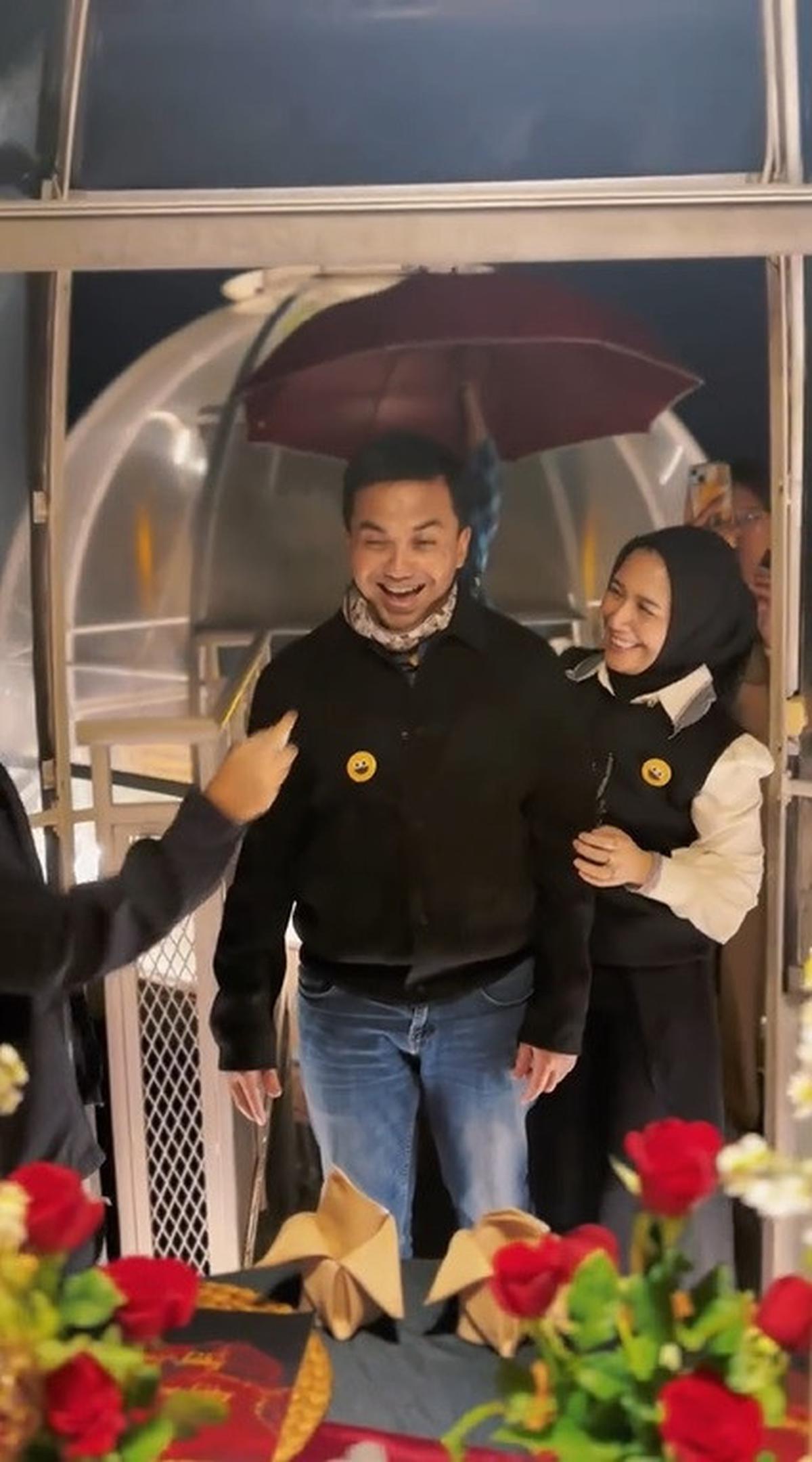 8 Potret Kejutan Ulang Tahun Sahrul Gunawan ke-49 dari sang Istri, Sweet Pakai Banget