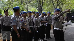 Provos Mabes Polri melakukan pengamanan saat penertiban rumah dinas perwira tinggi Polri di Kebayoran Baru, Jakarta, Selasa (15/9/2015). Sebanyak 12 rumah ditertibkan dan sudah tidak ditempati oleh anggota aktif Kepolisian. (Liputan6.com/Yoppy Renato)