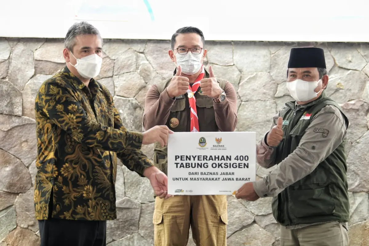 Gubernur Jabar Ridwan Kamil saat menerima bantuan 700 tabung oksigen