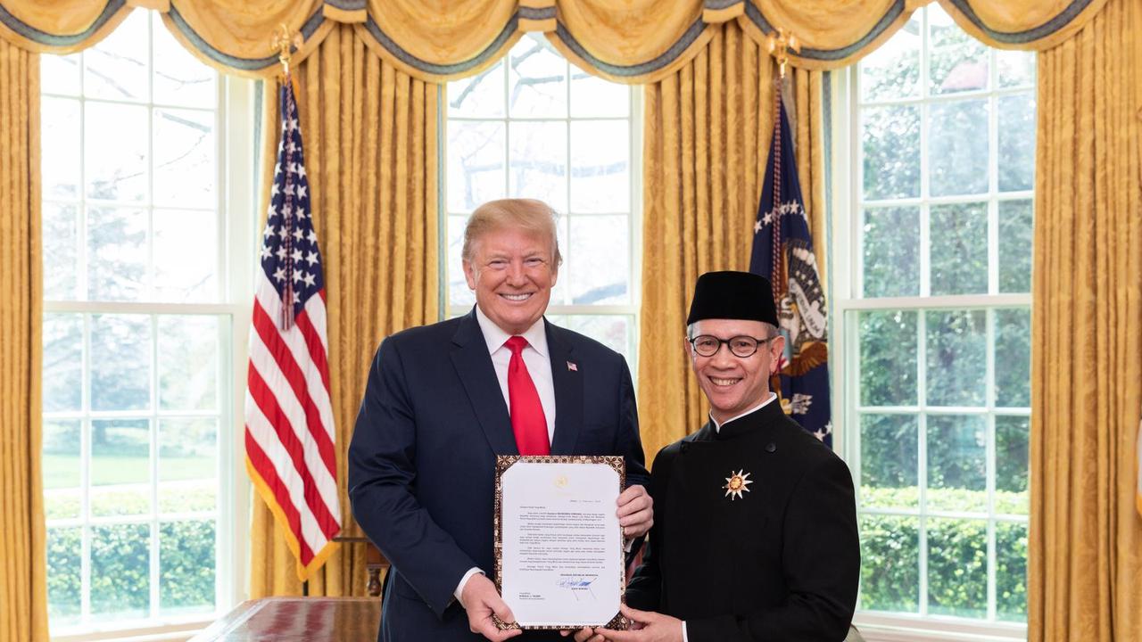 Dubes RI untuk Amerika Serikat, Mahendra Siregar bersama Presiden AS Donald Trump (kredit: KBRI Washington)
