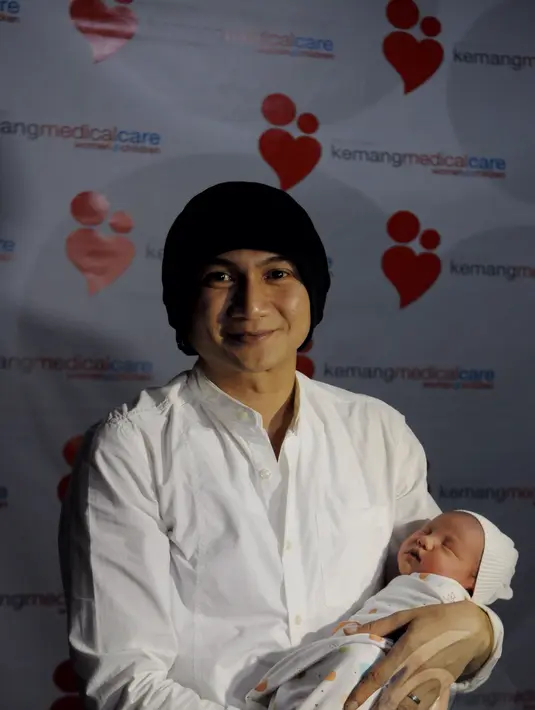 Anji berpose dengan anak keempatnya yang diberi nama Sigra Umar Narada, Jakarta, Sabtu (11/4/2015). Berat anak ke-4 Anji 3,49kg dan panjang 49cm lahir melalui proses sesar (Liputan6.com/Andrian M Tunay) 