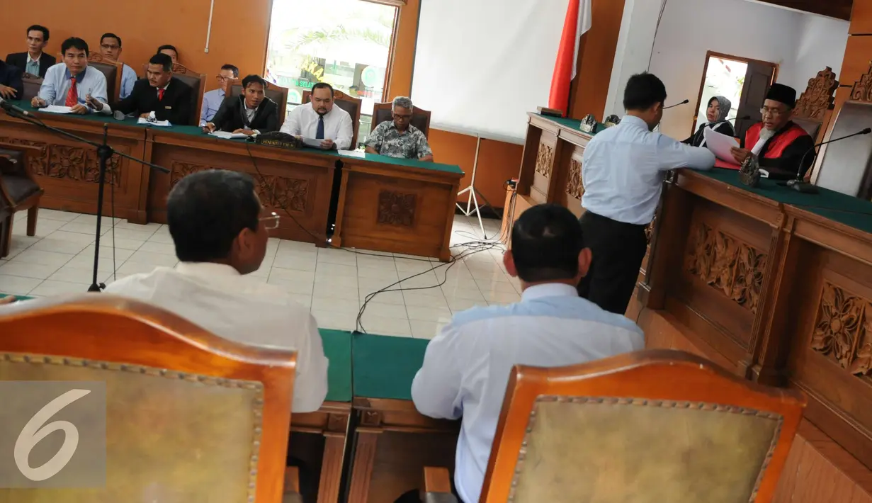 Suasana ruangan saat Buni Yani menjalani sidang praperadilan di Pengadilan Negeri Jakarta Selatan, Selasa (13/12). Pihak Buni Yani sendiri ingin nama baiknya dikembalikan dengan adanya sidang praperadilan ini. (Liputan6.com/Helmi Affandi)